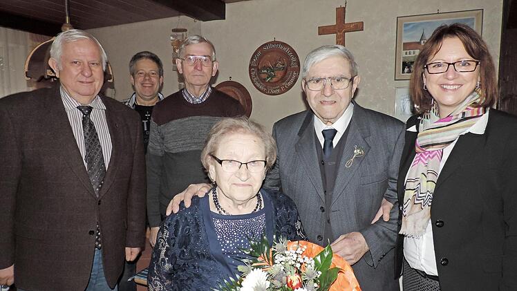 Von links: stellv. Landrat Johann Pfister, Gemeinderatsmitglied Christian Dorsch, Pfarrgemeinderatsmitglied Karl Brehm, das Jubelpaar Maria und Peter Dorsch, B&uuml;rgermeisterin Gisela Hofmann Foto: p