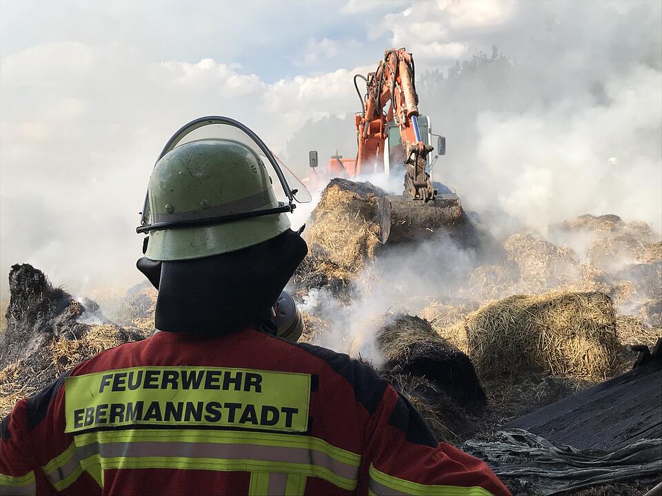 Spektakuläre Löschaktion im Kreis Forchheim: 100 Stroh- und Heuballen brennen