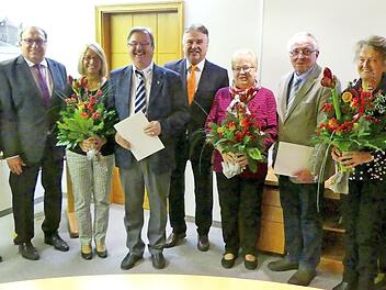 Die Geehrten mit den Offiziellen (von links): Bürgermeister Werner Diersch, stellvertretender Landrat Dieter Schaar, Gerda und Albert Kolb, Landrat Klaus Peter Söllner, Edith und Emil Lauterbach sowie Gerlinde und Manfred Reitmeier Foto: Dieter Hübner