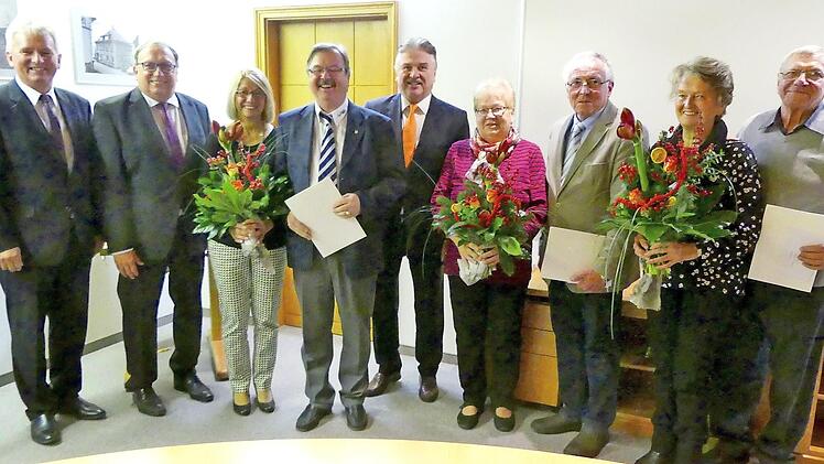 Die Geehrten mit den Offiziellen (von links): Bürgermeister Werner Diersch, stellvertretender Landrat Dieter Schaar, Gerda und Albert Kolb, Landrat Klaus Peter Söllner, Edith und Emil Lauterbach sowie Gerlinde und Manfred Reitmeier Foto: Dieter Hübner