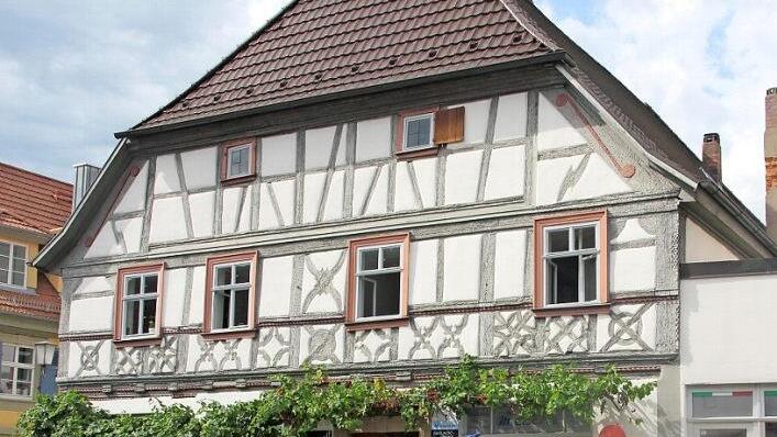 Vom Putz befreit kann das Fachwerk  dieses Hauses an der Zeiler Hauptstraße seit der Nachkriegszeit wieder "atmen". Das Eiscafé "MM" bietet seinen Gästen also nicht nur Erfrischung, sondern auch ein historisches Ambiente.