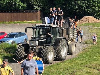Gebührend gefeiert wurden die Aufstiegs-Helden der SG Waldfenster/Lauter - samt eigenem Chauffeur, hier beim Einzug in Waldfenster. Fotos: Alexander Pfülb