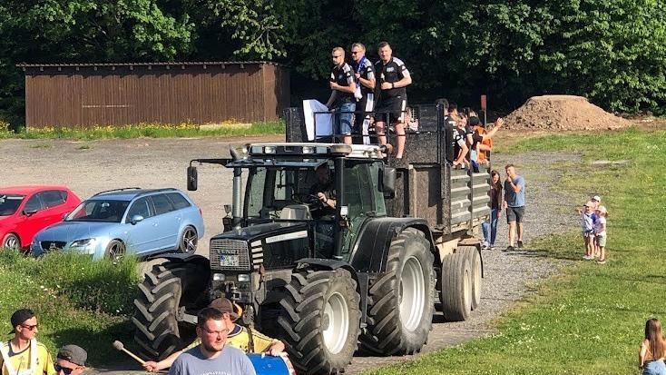 Gebührend gefeiert wurden die Aufstiegs-Helden der SG Waldfenster/Lauter - samt eigenem Chauffeur, hier beim Einzug in Waldfenster. Fotos: Alexander Pfülb