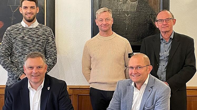 Volkach: Highspeed-Internet f&uuml;r Ortsteile - Vertrag zum Glasfaserausbau offiziell unterzeichnet