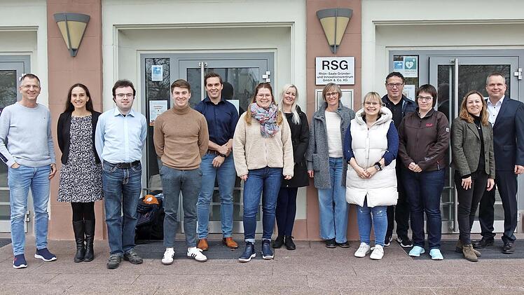 Unser Foto zeigt die neuen Studentinnen und Studenten mit Dozentin Margarete Schäfer (2. von links), Dozent Bernd Keller (links), Nadine Ruppert (2. von rechts) und Geschäftsführer Dr. Matthias Wagner (rechts, beide RSG).