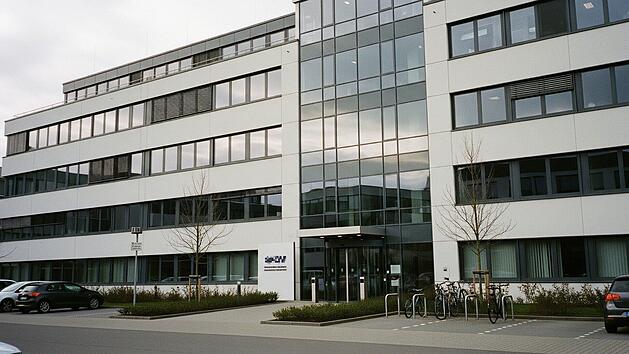 Außenansicht eines mittelständischen Unternehmens, Firma, Betrieb, Büro, Gebäude, Agentur