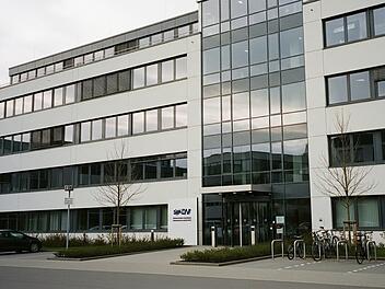 Außenansicht eines mittelständischen Unternehmens, Firma, Betrieb, Büro, Gebäude, Agentur