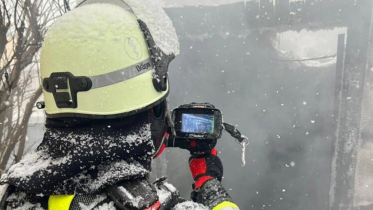 Hallstadt: Feuerwehren k&auml;mpfen sich durch Schnee zu H&uuml;tten-Brand