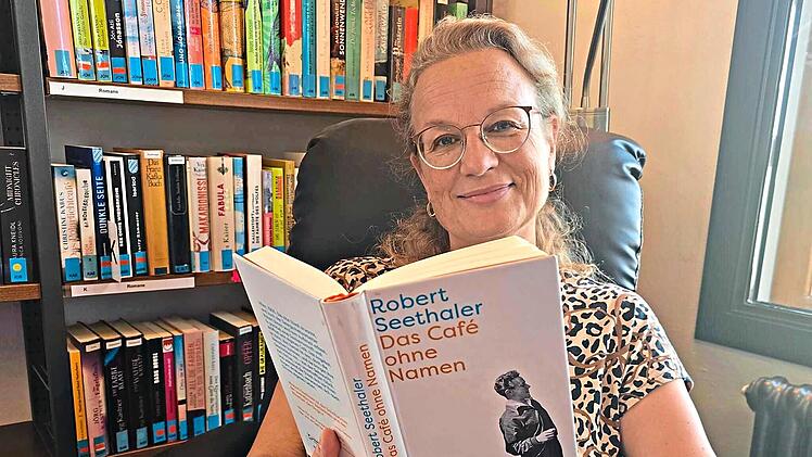Elke Oleson empfiehlt diese Woche &bdquo;Das Caf&eacute; ohne Namen&ldquo; von Robert Seethaler. Kerstin Schulze/Stadtb&uuml;cherei