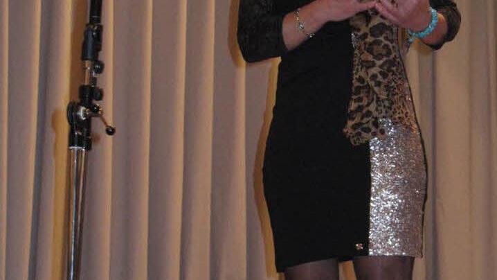 Marion Braun sangt ein Liebeslied aus dem Musical West Side Story.