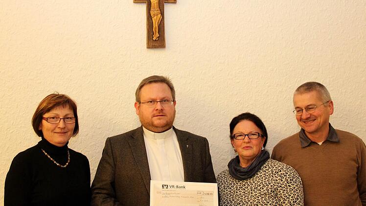 Geldsegen: v. l.: Schatzmeisterin Gabi Lunz, Pfarrer Thomas Ringer mit Scheck, 2. Chorsprecherin Maria Taylor und 1. Chorsprecher Alois Kotzer