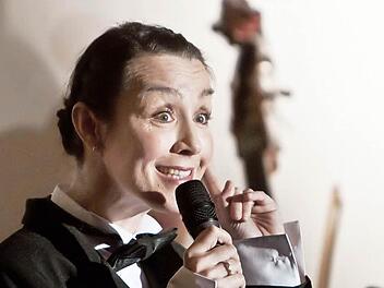 Erfreut und gerührt über den großen Andrang bei ihrem Auftritt in Coburg: Anja Lenßen mit dem Damen-Salonorchester Bonbonnière in der Reihe "Cultur im Contakt". Foto: Jochen Berger