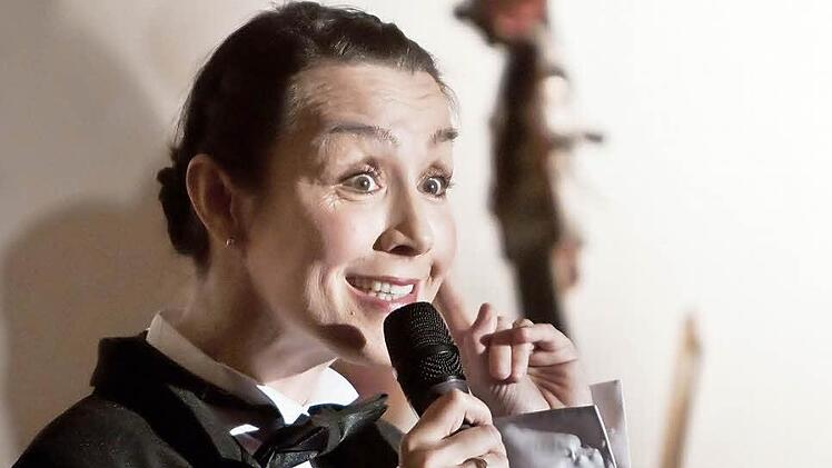 Erfreut und gerührt über den großen Andrang bei ihrem Auftritt in Coburg: Anja Lenßen mit dem Damen-Salonorchester Bonbonnière in der Reihe "Cultur im Contakt". Foto: Jochen Berger