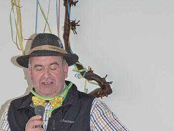 Diakon Erich Müller zog als neu zugezogener Rauhenebracher Bürger kräftig vom Leder. (Fotos: Helmut Kistner)