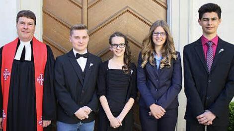 Pfarrer Martin Bauer konfirmierte in Unterhohenried Ralf Häußinger, Hannah Rudolph, Julia Zimmermann und Simon Bergmann (von links). Der Gottesdienst fand in der Michaelskirche statt. Foto: Ralf Naumann