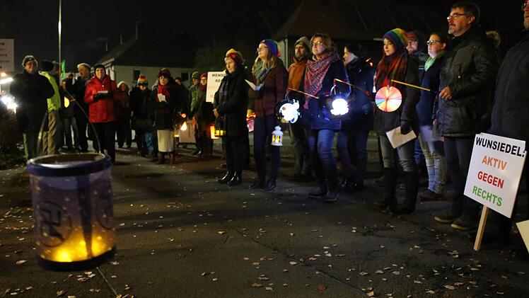 Etwa 400 Menschen stellten sich im oberfr&auml;nkischen Wunsiedel rund 200 Rechtsextremen entgegen. Laut Polizei kam es keinen gr&ouml;&szlig;eren Zwischenf&auml;llen w&auml;hrend der Demonstrationen. Foto: News5