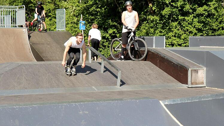 Die neue Skateanlage kann nicht nur mit Skateboards, sondern auch mit BMX-Rädern, Inline-Skates und Scootern benutzt werden. Foto: Richard Sänger