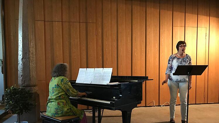 Christine Deininger bot das Stück "I have a dream" der schwedischen Musikgruppe Abba dar. Am Flügel begleitet wurden sie von Karin Meyer-Jungclaussen.  Foto: Johanna Eckert