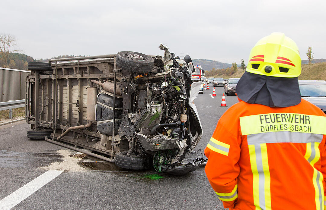 Sprinter kracht ungebremst in Baustellenfahrzeug