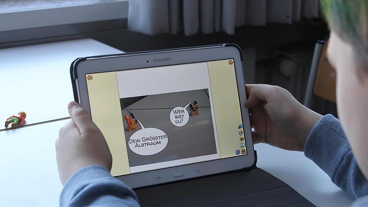 Zum Thema Cybermobbing durften die Schüler  eine Fotogeschichte gestalten, die sie mit Playmobilfiguren erstellt und mit  Sprechblasen versehen haben.