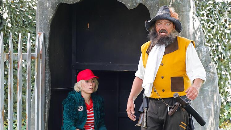 Gastregisseurin Stephanie Kuhlmann hat mit dem Stück "Der Räuber Hotzenplotz" einen rasanten Theaterspaß inszeniert. Foto: Matthias Hoch