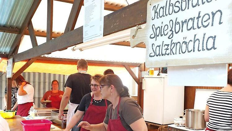 Zahlreiche Helferinnen sorgten beim Pfarrfest für das leibliche Wohl.