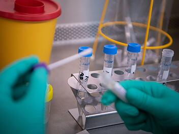 In Frankreich wächst die Sorge um die Infizierten mit dem neuartigen Coronavirus: Bei einem Patienten hat sich der Zustand verschlechtert, bei einem weiteren sei die Lage laut Gesundheitsministerium ernst. Foto: Marijan Murat/dpa