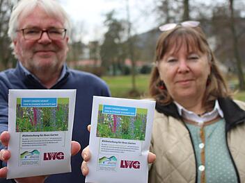 Uwe Schmidt und Kornelia Marzini präsentieren die Blühmischungen für Privathaushalte in den Allianzgemeinden. Foto: Julia Raab