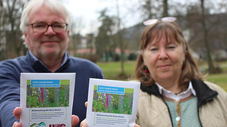 Uwe Schmidt und Kornelia Marzini präsentieren die Blühmischungen für Privathaushalte in den Allianzgemeinden. Foto: Julia Raab