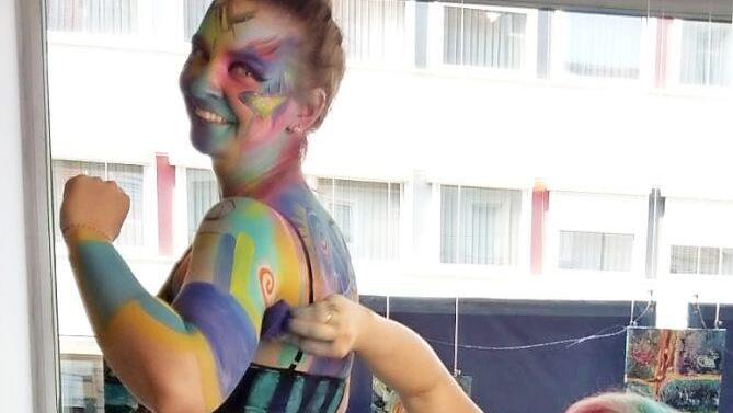 Das Live-Body-Painting war eine spannende Aktion zur Vernissage der Ausstellung.  Foto: privat