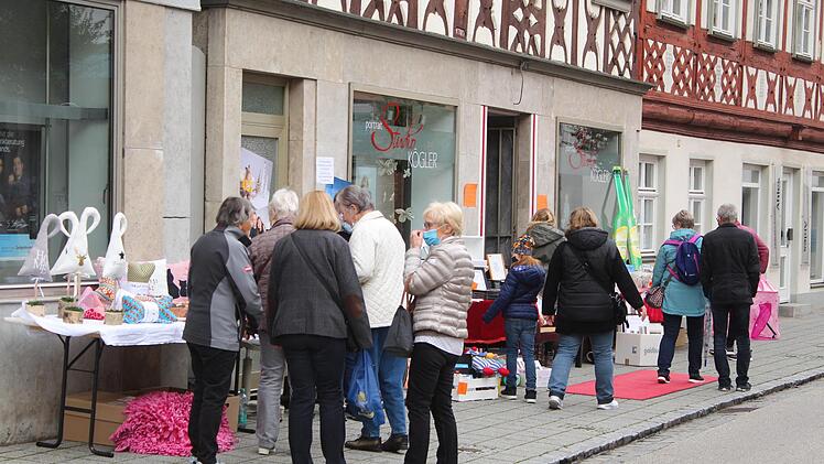 In Trauben gingen die Menschen mitunter durch die Straßen. Das Angebot zog und stieß auf Gegenliebe.