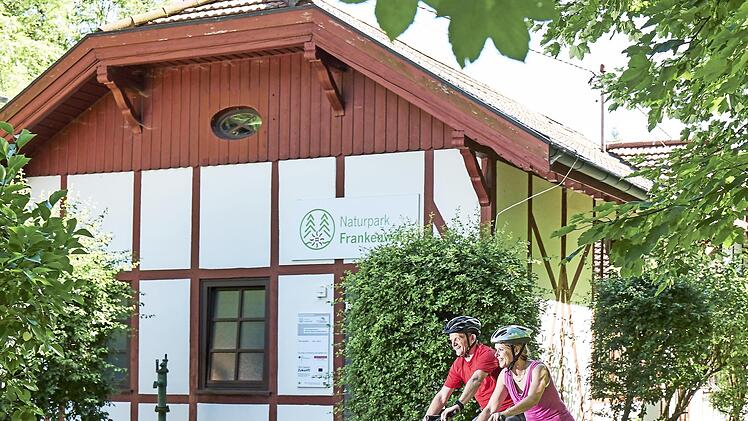 Radfahrer am Naturparkinformationszentrum Blechschmidthammer im Frankenwald
