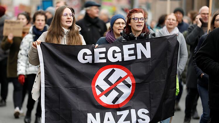 F&uuml;rth: Rund 1000 Menschen bei Anti-Rechts-Demo - Schock &uuml;ber Merz-Aussage