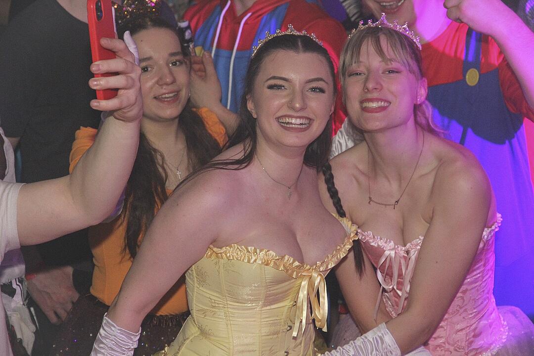 Super Stimmung beim Meeder Zeltfasching 2025!