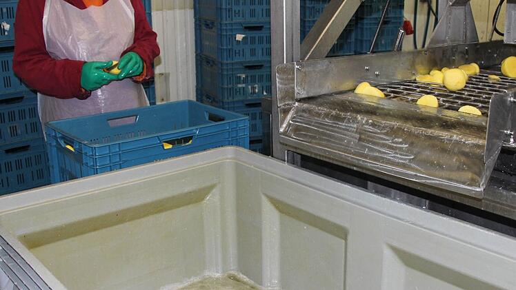 Einige Kartoffeln werden von Hand nachgeschält.