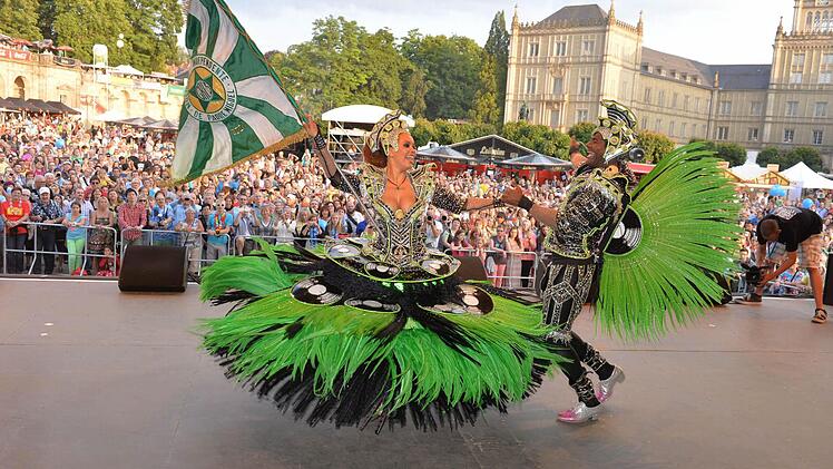 Bunt, schön und laut: Impressionen vom Sambafestival in Coburg. Foto: Ronald Rinklef