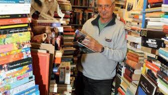 Bis unter die Decke stapeln sich Romane, Bildbände und Nachschlagewerke im Bayreuther Antiquariat Liebermann. Foto: Emons-Verlag