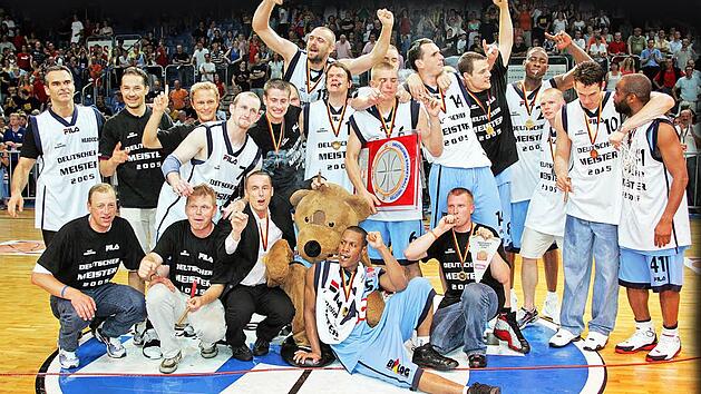 Nach dem ersten Titel im Jahr 2005 kannte der Jubel der Bamberger Mannschaft keine Grenzen mehr. Fotos: sportpress/Archiv