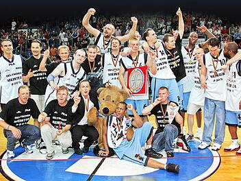 Nach dem ersten Titel im Jahr 2005 kannte der Jubel der Bamberger Mannschaft keine Grenzen mehr. Fotos: sportpress/Archiv