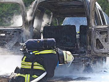 Eine Feuerwehrmann löscht den Unterboden des ausgebrannten VW-Caddy. Fotos: Thomas Heuchling
