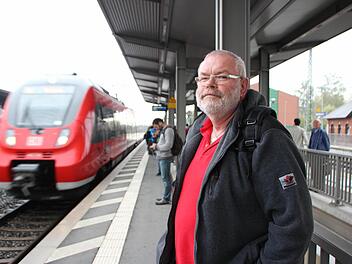 Wolfgang Walz hat Glück: Sein Zug fährt. Foto: Peter Groscurth