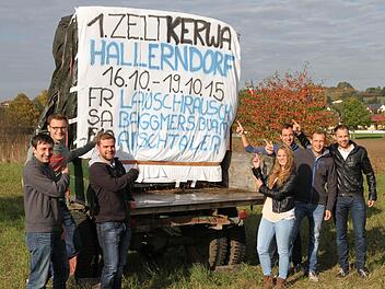 Das Organisationsteam hat am Ortseingang von Hallerndorf einen originellen Hinweis platziert. Foto: erl
