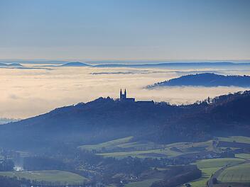 Kloster Banz ragt aus dem Nebelmeer heraus, dahinter rechts sind die Eierberge zu erkennen. Foto: Ingo Bäuerlein