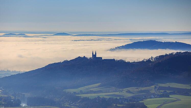 Kloster Banz ragt aus dem Nebelmeer heraus, dahinter rechts sind die Eierberge zu erkennen. Foto: Ingo Bäuerlein