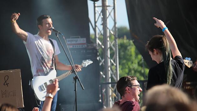 Am Wochenende ging in Rottershausen zum achten Mal die Lutzi ab. Tausende Besucher feierten gut gelaunt zu Live-Musik, hier von der Punkband Hazel the Nut. Foto: Benedikt Borst