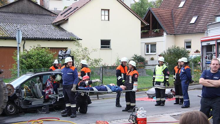 Die Befreiung und Versorgung von Eingeklemmten demonstrierten die aktiven Mitglieder der FFW Reichenbach bei einer Einsatzübung.Matthias Nöth