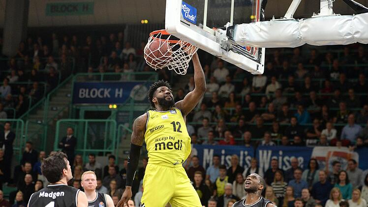 Hassan Martin mit Dunking zum Zwischenstand von 44:34.  Foto: Peter Mularczyk