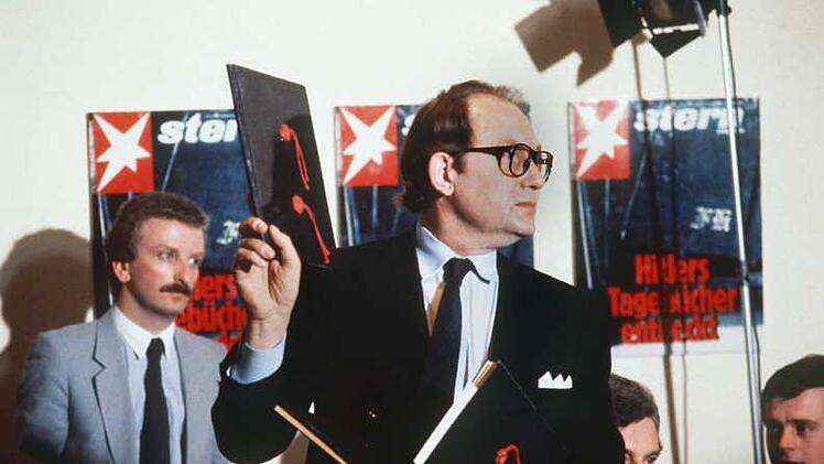 Gerd Heidemann präsentiert auf der Pressekonferenz des Hamburger Magazins "Stern" am 25. April 1983 die angeblichen "Hitler-Tagebücher". Foto: Chris Pohlert dpa