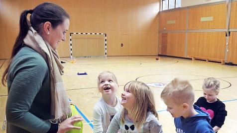 Die Erstklässler testen Eiswasser, während die Lehrerin Alexandra Büttner 30 Sekunden stoppt. Fotos: Heike Schülein