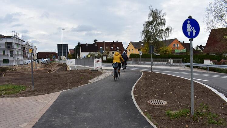 Der Radweg von  Neunkirchen kommend endet am Ortseingang von Dormitz. Radfahrer müssen an der Einfahrt Bierleinwiesen kreuzen und auf die andere Seite  wechseln, um auf  der Staatsstraße  über die neu gebaute Brücke  weiterzufahren. Foto: Petra Malbrich